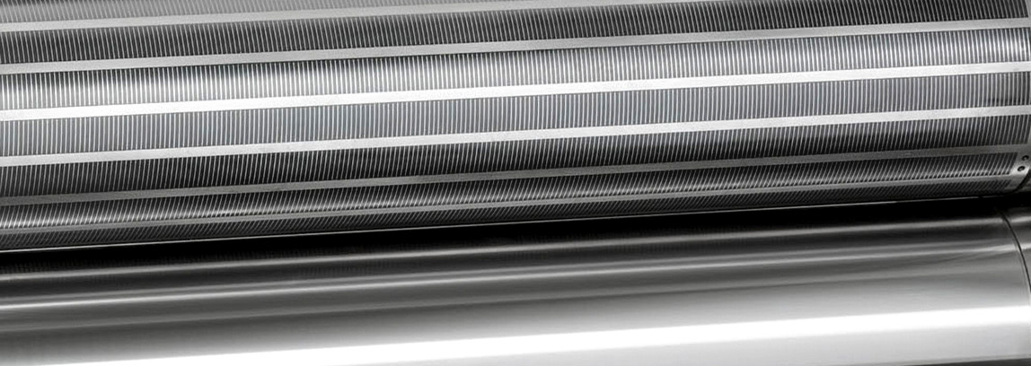 Schobi schwerbt neben einem Magnetzylinder und einem Aggregat, welche blau angestrahlt werden