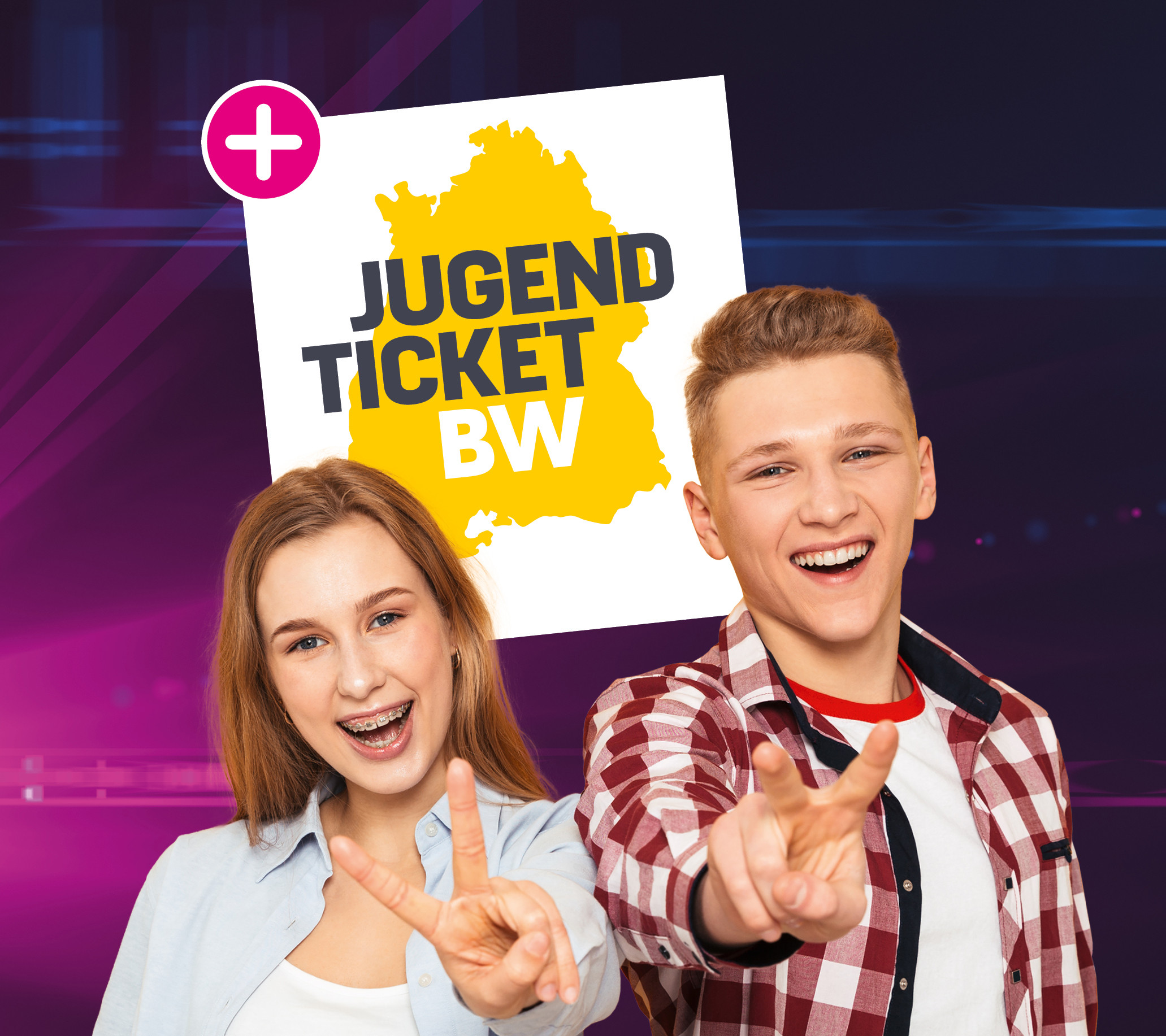 Eine Teenagerin und ein Teenager halten das Peace-Zeigen mit Ihren Fingern in die Kamera. Im Hintergrund ist das DB-Jugend-Ticket von Baden-Württemberg zu sehen.