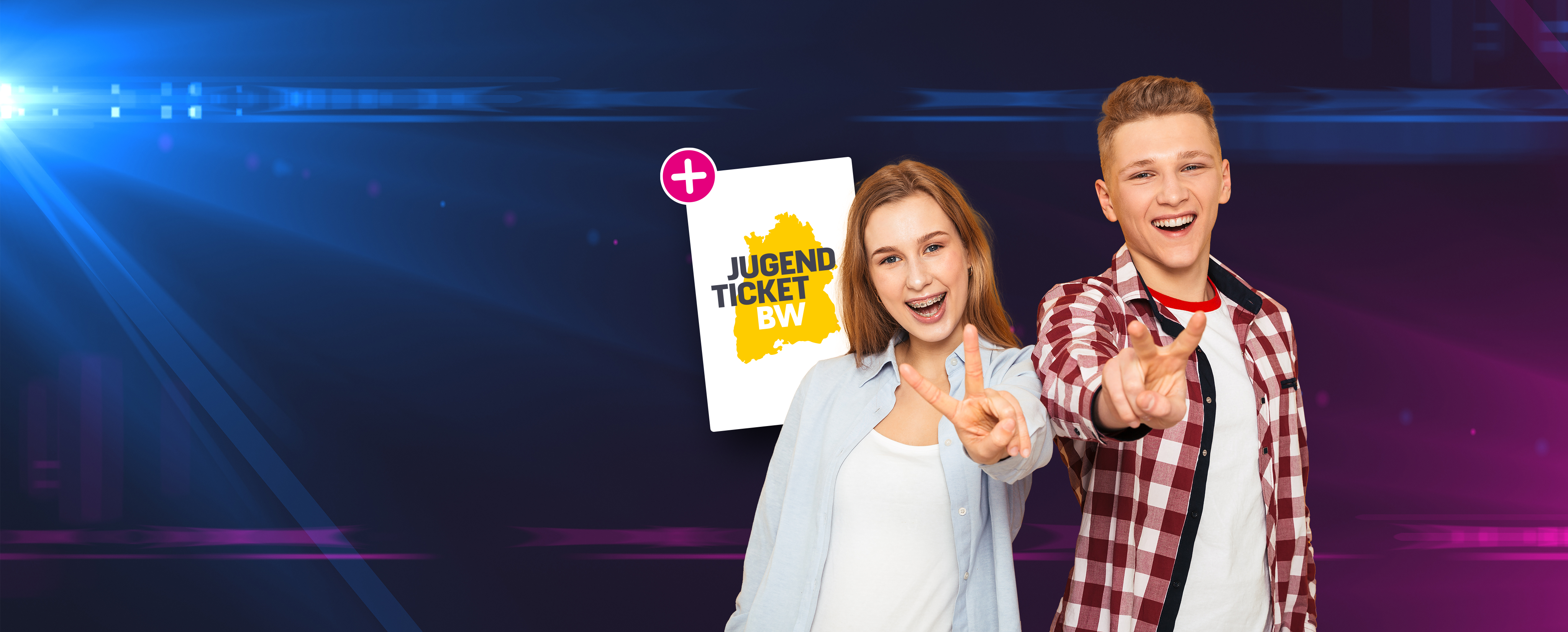 Eine Teenagerin und ein Teenager halten das Peace-Zeigen mit Ihren Fingern in die Kamera. Im Hintergrund ist das DB-Jugend-Ticket von Baden-Württemberg zu sehen.
