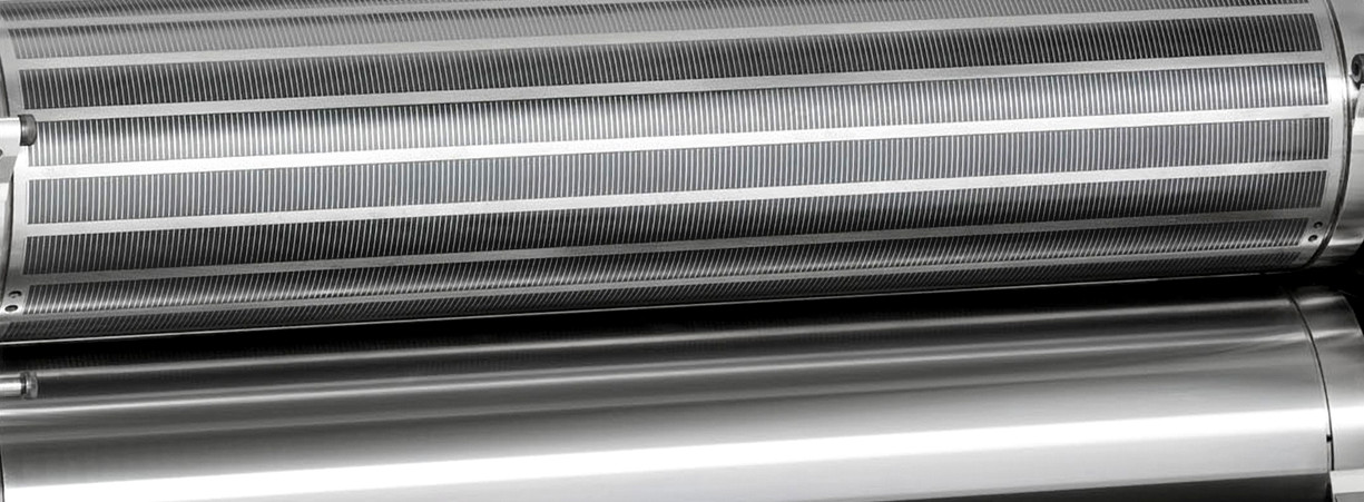 Schobi schwerbt neben einem Magnetzylinder und einem Aggregat, welche blau angestrahlt werden